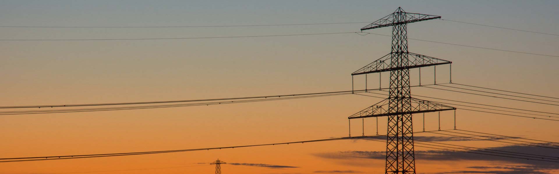Elektrické vedenie pri západe slnka
